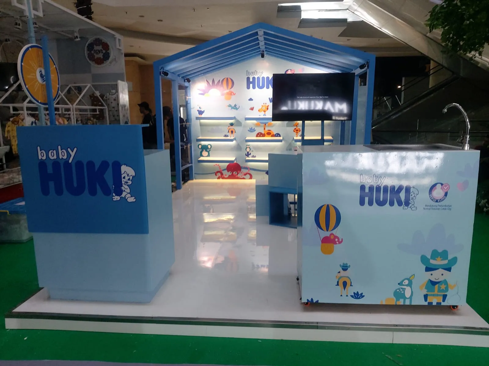 Booth pameran custom modern untuk exhibition di Jakarta dengan branding profesional