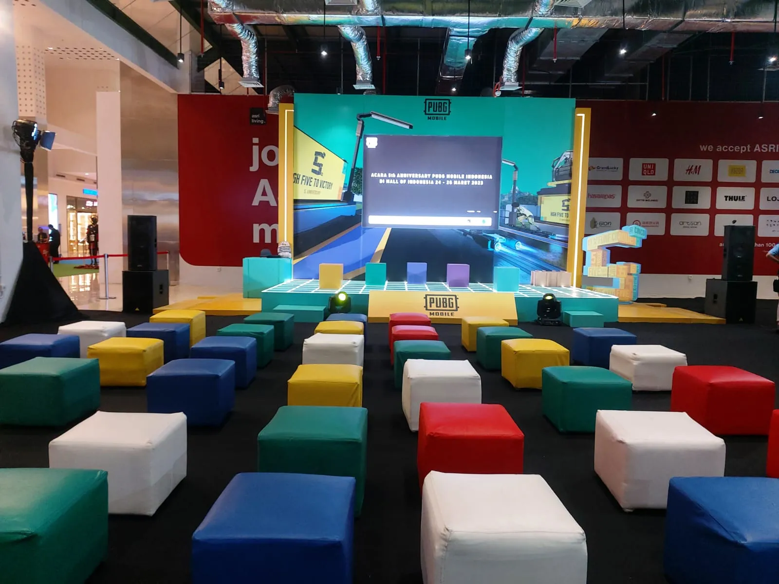 Booth event dengan integrasi lighting dan branding yang kuat