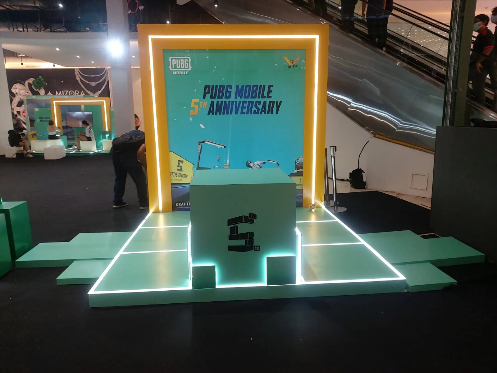 Booth exhibition custom dengan area pengunjung yang terbuka dan nyaman