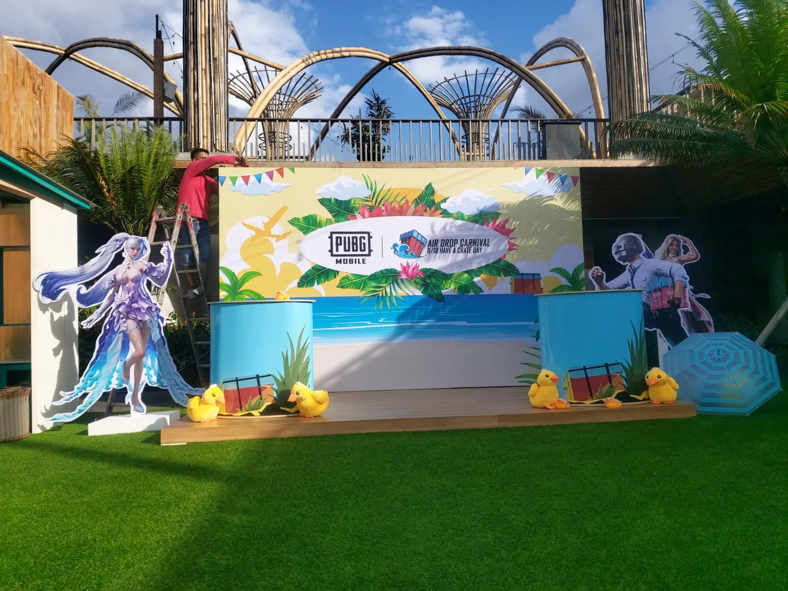 Booth pameran dengan desain visual yang bersih dan fokus