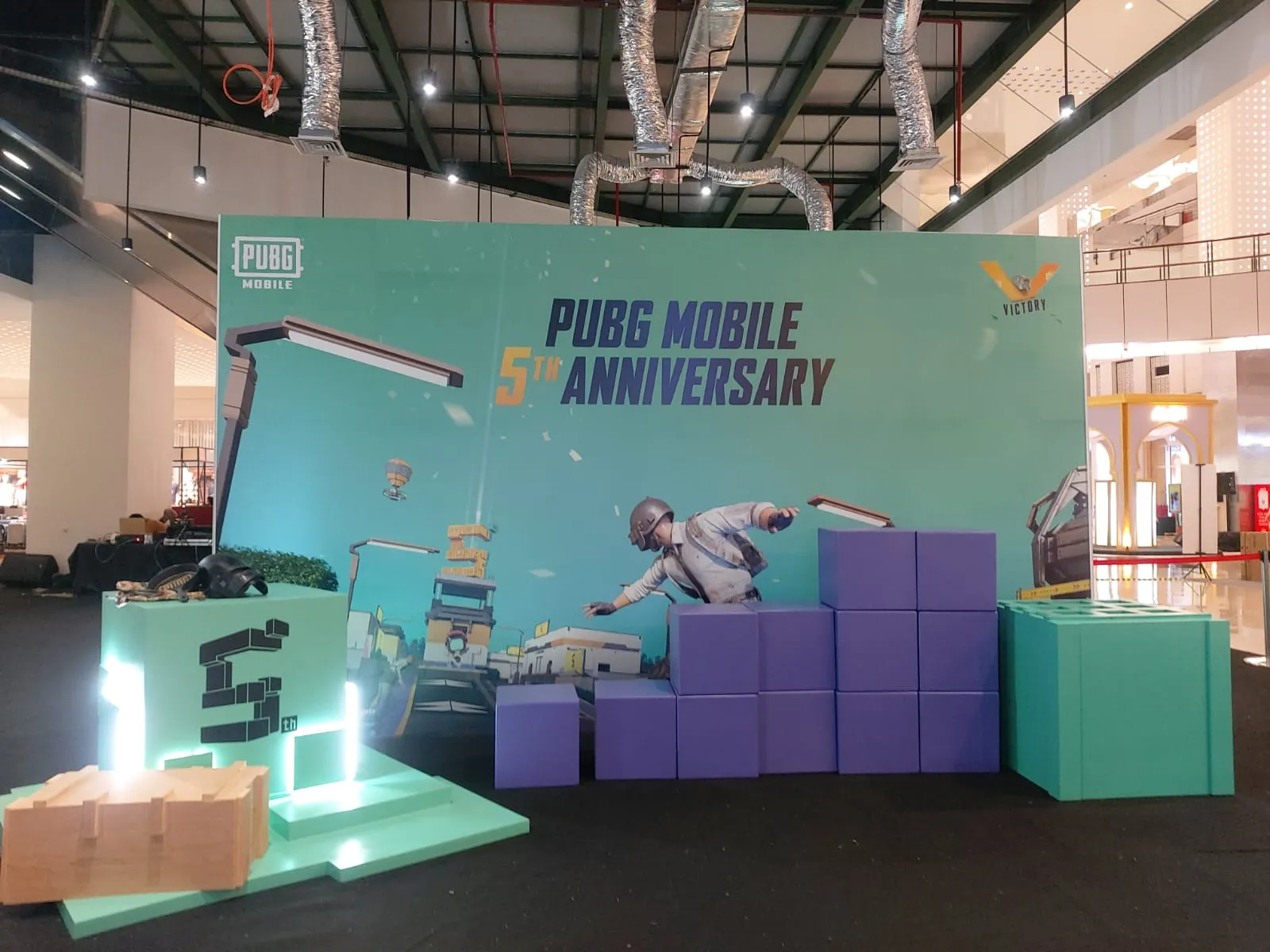 Area exhibition dengan booth custom profesional untuk event bisnis