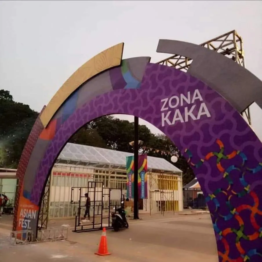 Gate entrance event custom outdoor dengan branding visual besar oleh ArsenEO