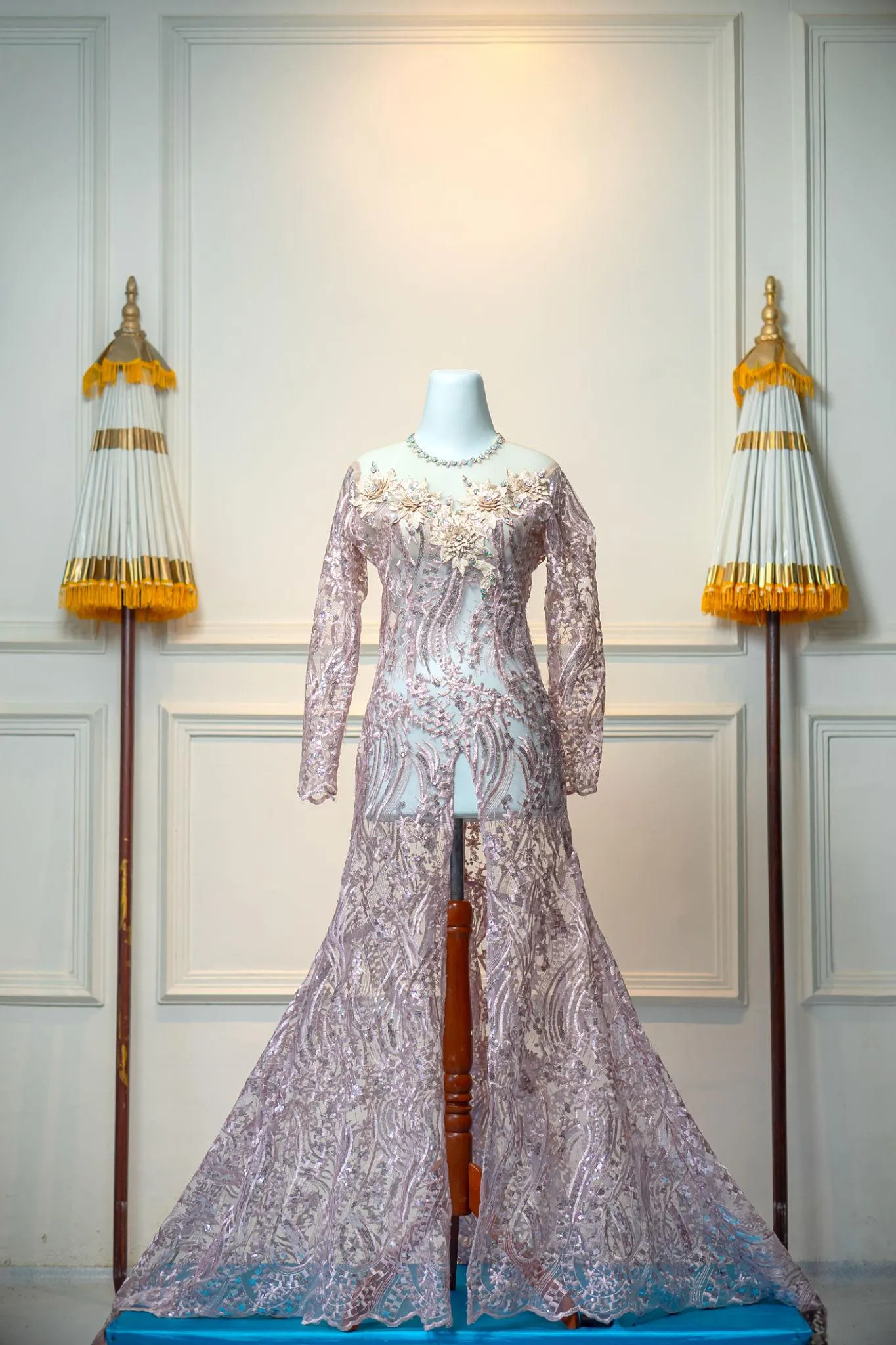 Gaun pengantin formal dengan detail elegan