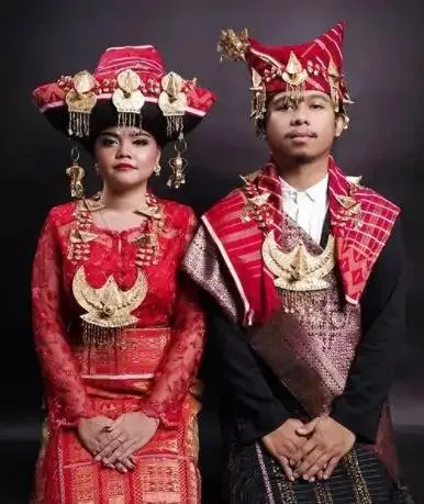 Busana pengantin elegan untuk konsep resepsi modern