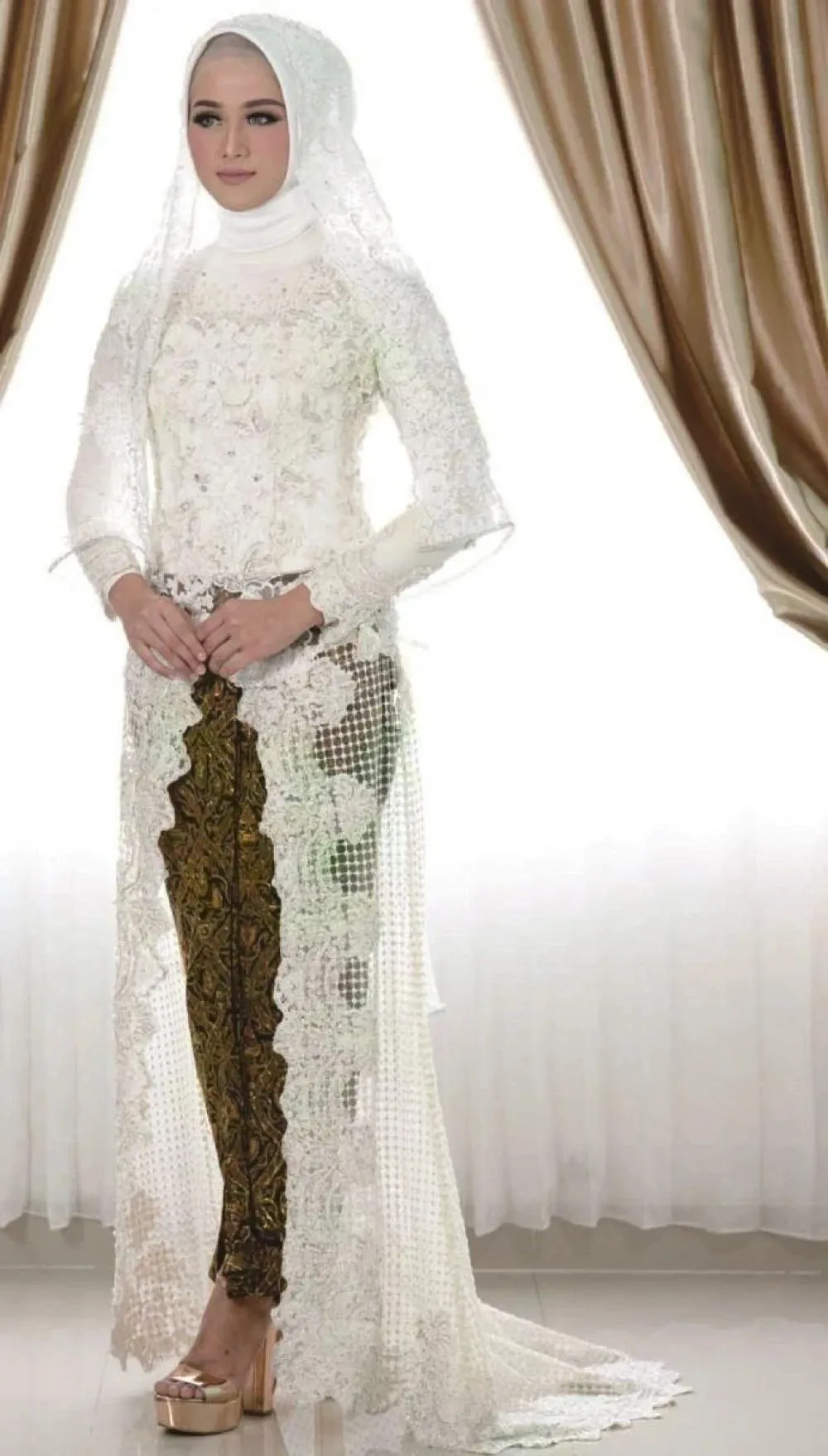 Baju pengantin untuk resepsi dengan tampilan anggun