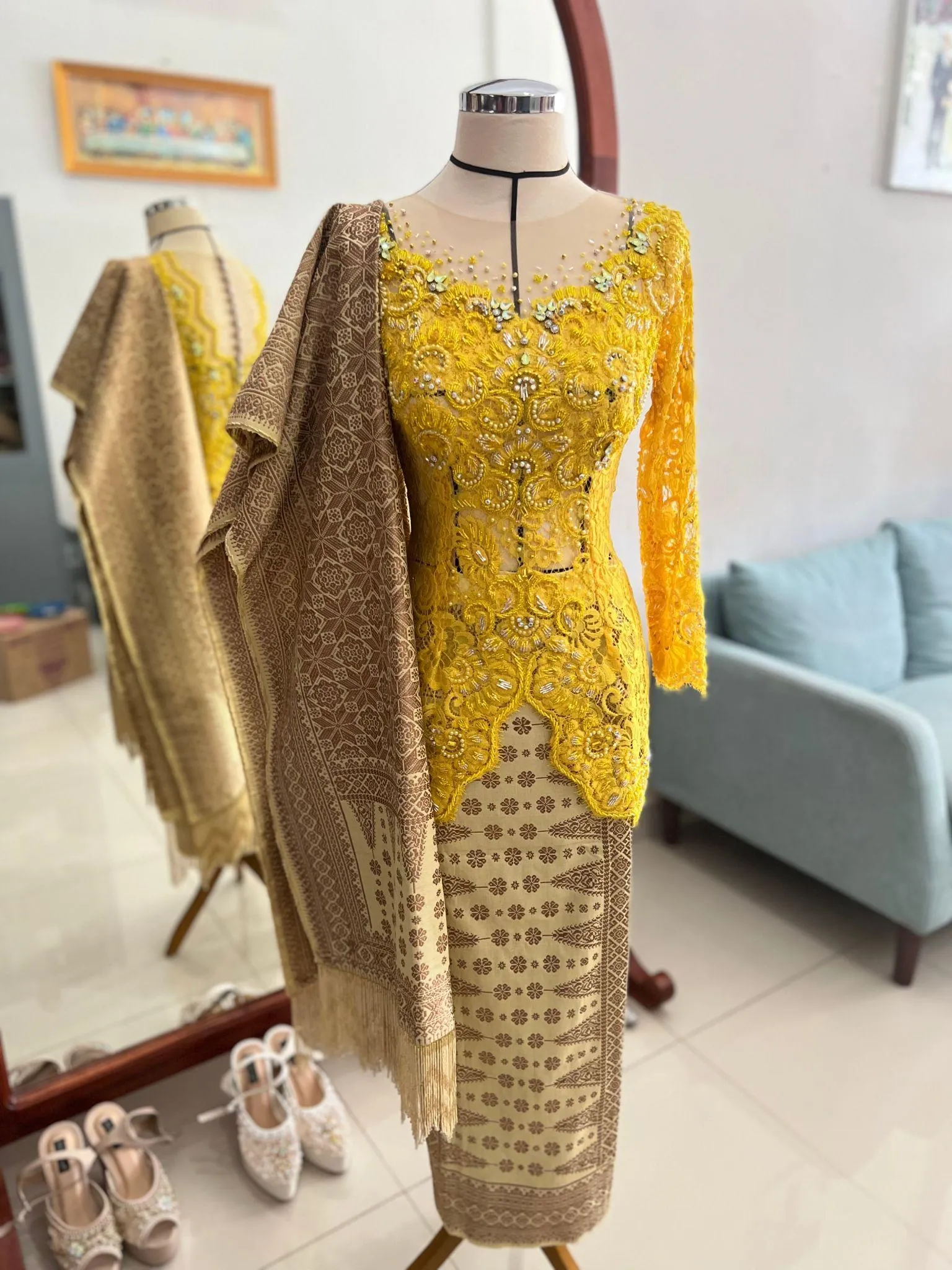 Busana pengantin full body untuk acara wedding indoor