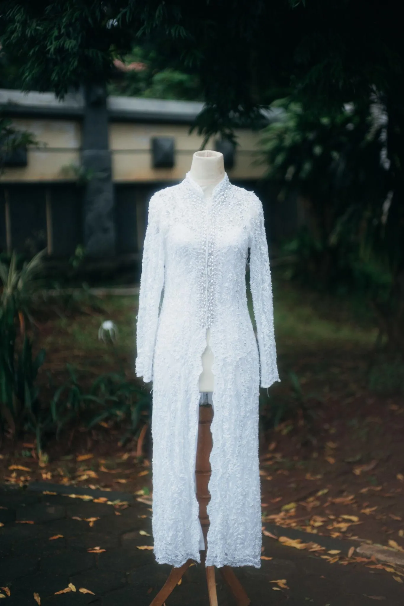 Baju pengantin wanita dengan detail mewah dan anggun