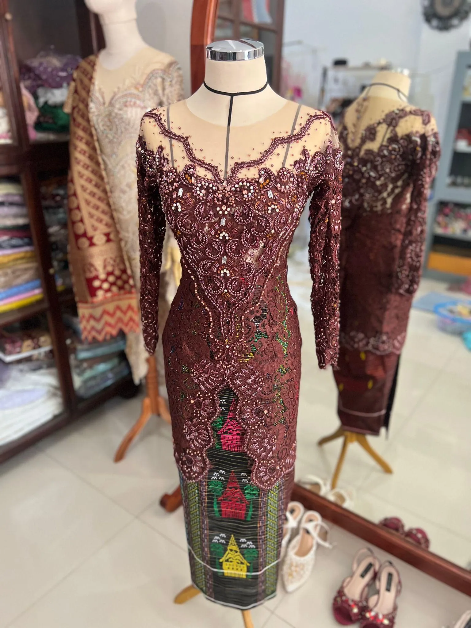 Busana wedding pengantin dengan tampilan formal premium