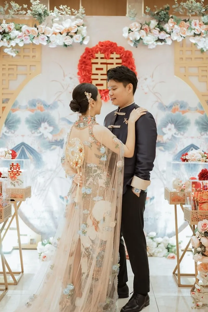 Baju pengantin Chinese elegan untuk konsep wedding modern