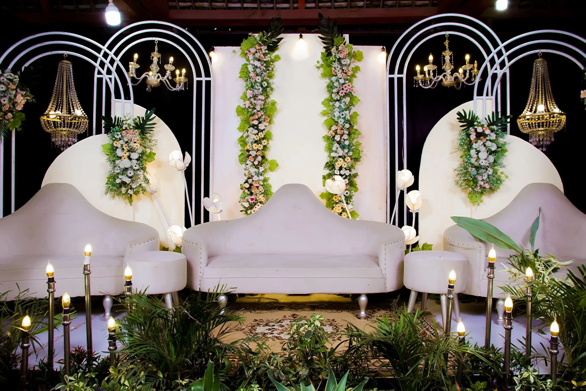 Dekorasi pelaminan wedding dengan backdrop estetis