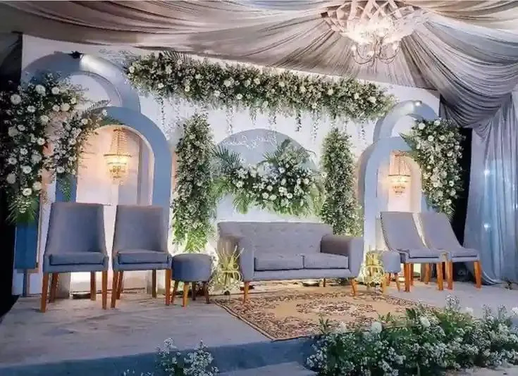 Dekorasi akad dan resepsi dengan visual yang bersih dan rapi