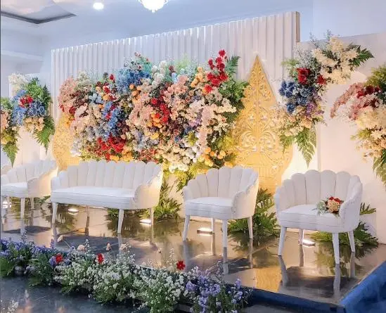 Dekorasi resepsi pernikahan dengan ambience hangat dan mewah