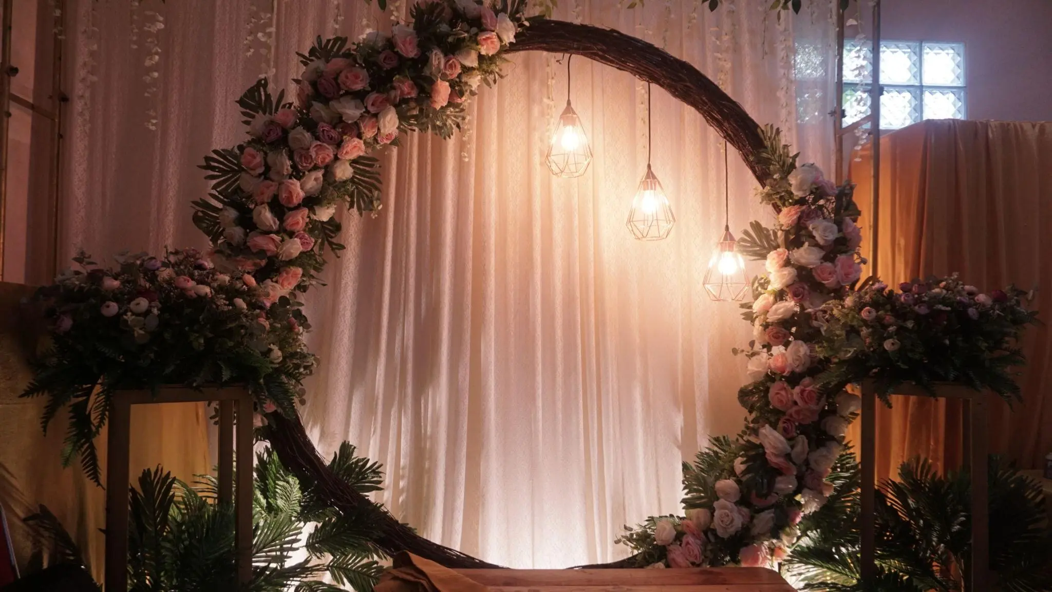 Pelaminan wedding dengan dekorasi floral yang rapi