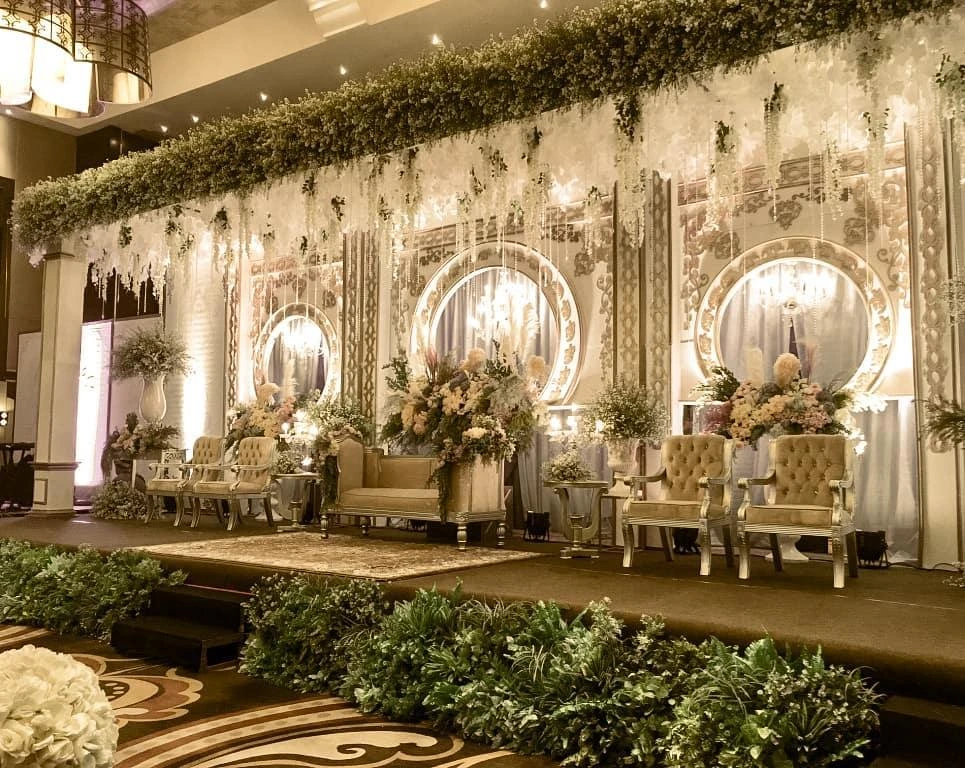 Inspirasi dekorasi wedding modern dengan penataan area tamu