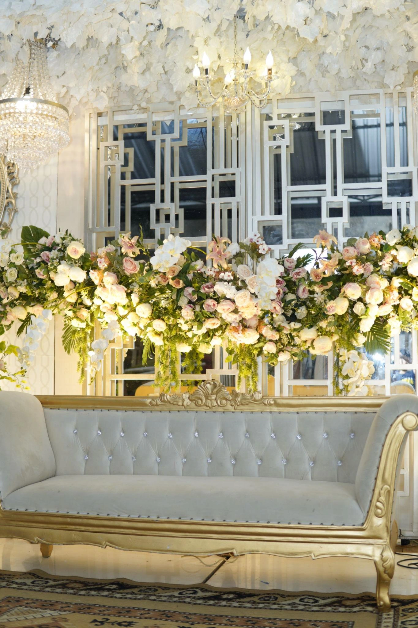 Dekorasi wedding cantik untuk resepsi dan dokumentasi foto