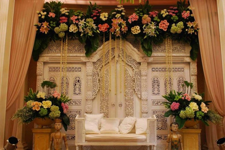 Dekorasi wedding profesional dengan tata panggung elegan