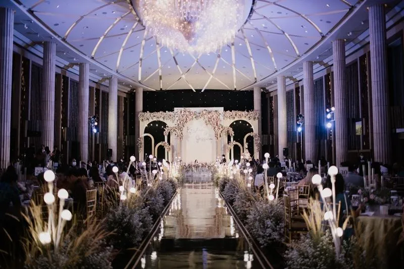 Pernikahan luxury dengan dekorasi ruangan eksklusif