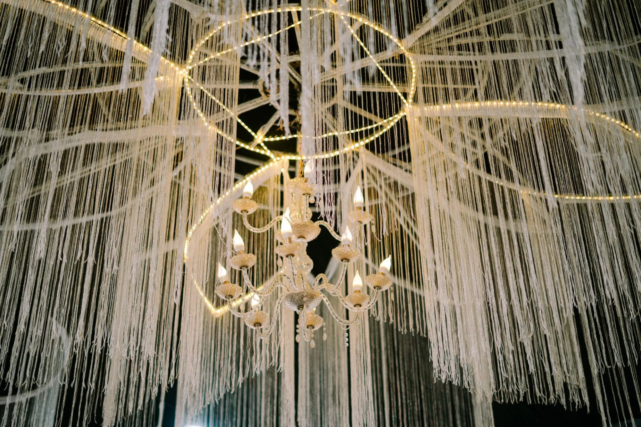 Dekorasi wedding mewah dengan pelaminan premium dan rapi