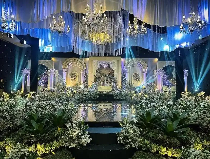 Wedding luxury indoor dengan pelaminan premium