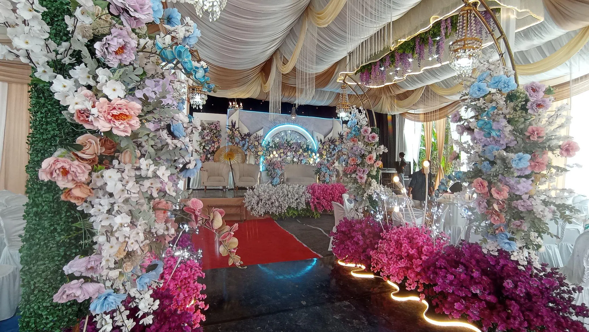 Inspirasi pernikahan mewah dengan tata panggung elegan