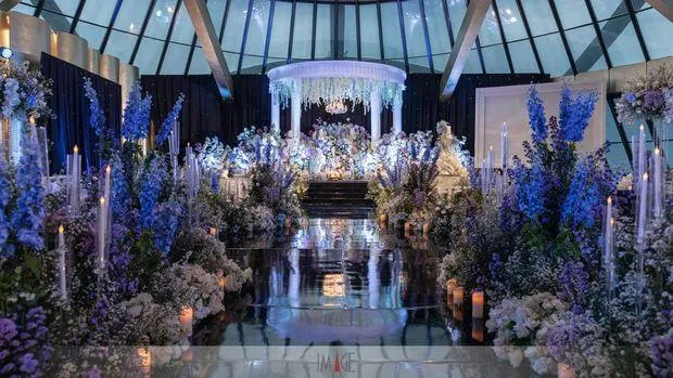 Pelaminan luxury wedding dengan lighting dan floral mewah