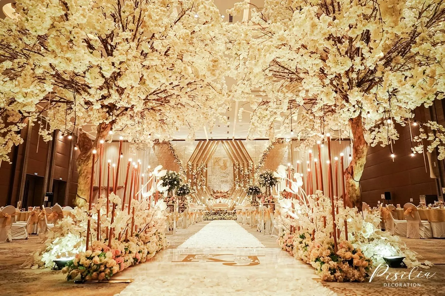 Wedding luxury dengan konsep glamor dan elegan