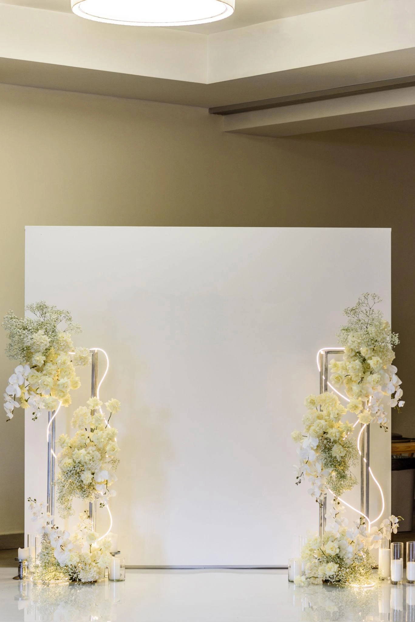 Dekorasi wedding minimalis elegan dengan nuansa modern