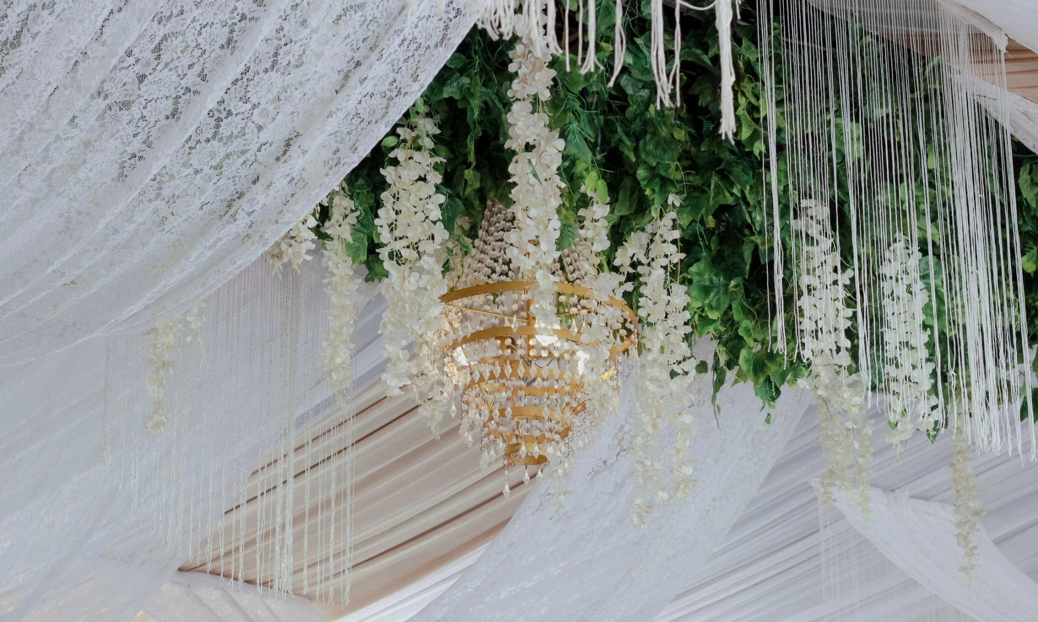 Dekorasi akad minimalis dengan tata visual modern