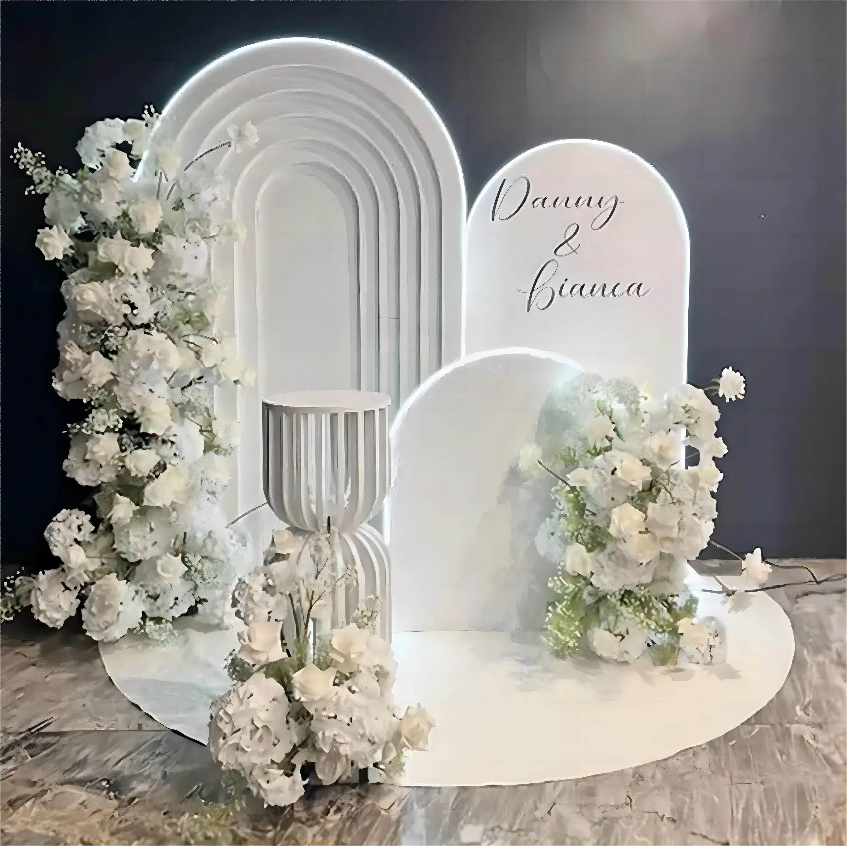 Pelaminan minimalis untuk wedding indoor yang elegan
