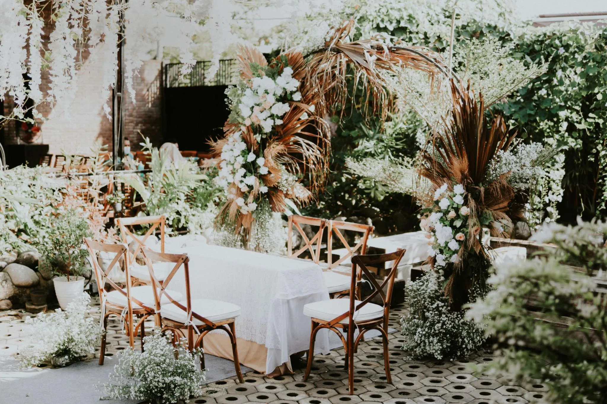 Wedding minimalis dengan dekorasi floral yang tidak berlebihan