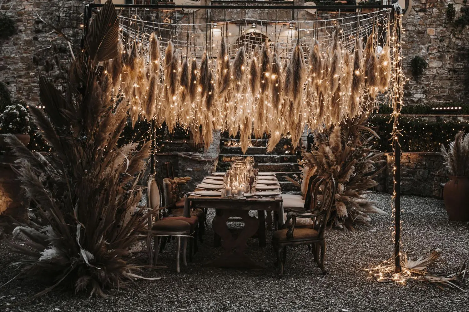 Wedding outdoor dengan dekorasi garden elegan