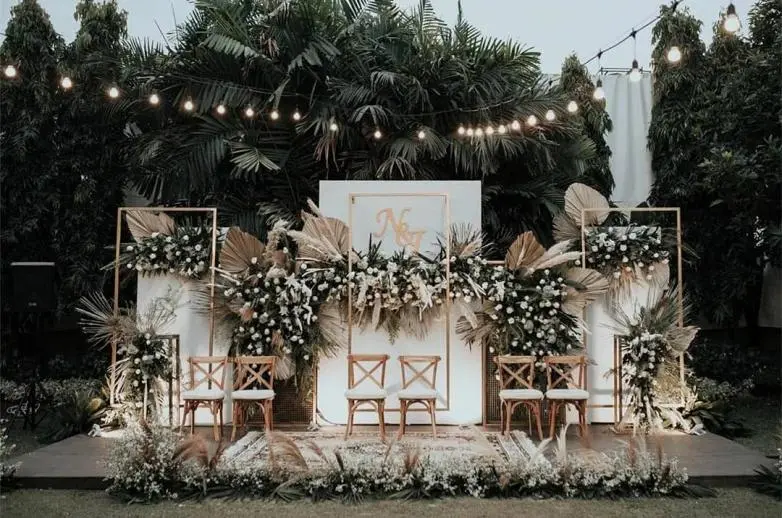 Wedding outdoor Jakarta dengan pelaminan area terbuka