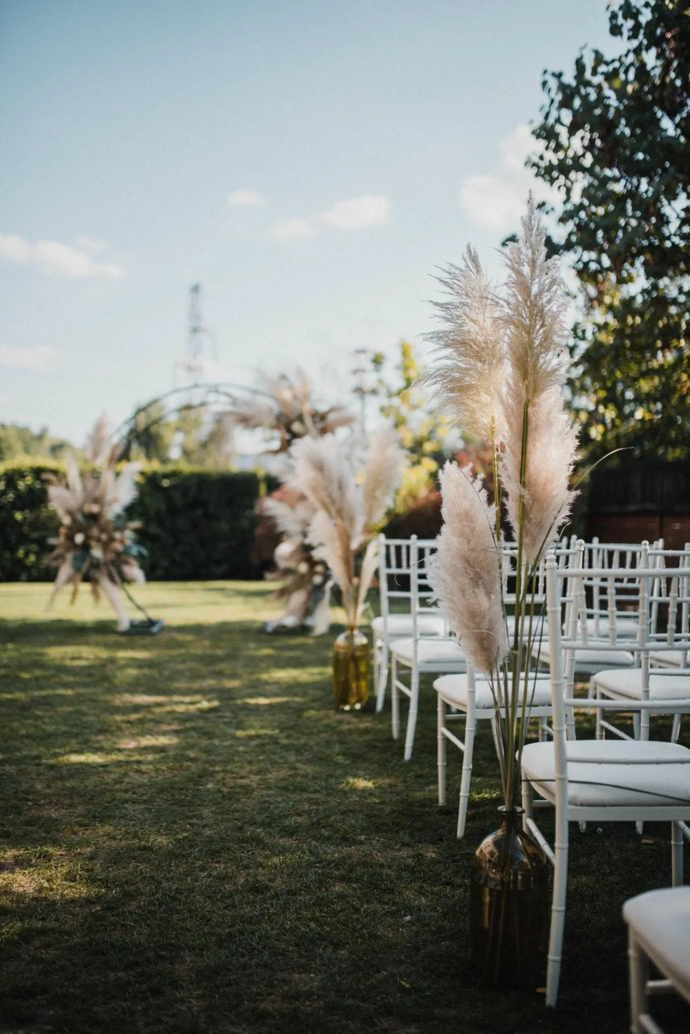 Wedding outdoor elegan dengan seating area tertata