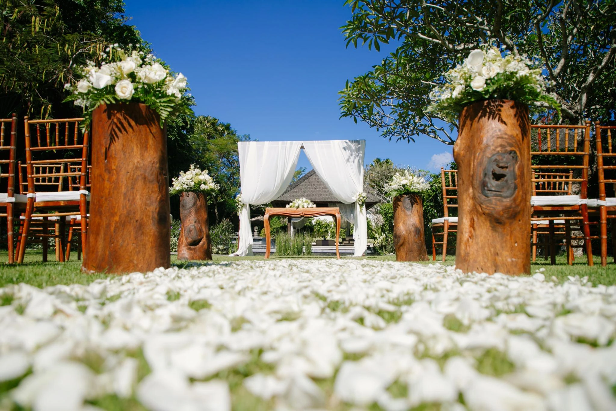 Dekorasi akad outdoor dengan ambience natural