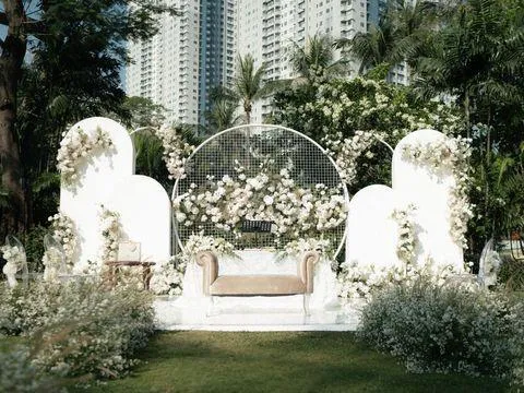 Wedding garden outdoor dengan dekorasi romantis