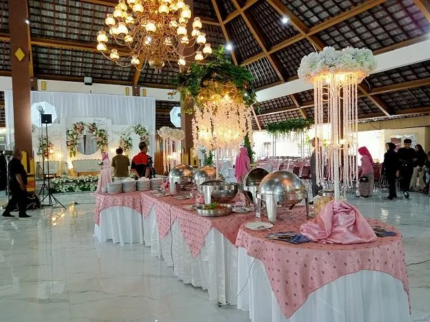 Wedding intimate di restoran dengan dekorasi elegan