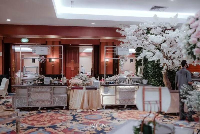 Resepsi wedding restoran dengan penataan meja yang rapi