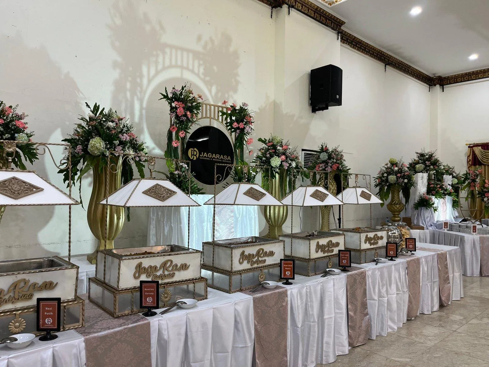 Dekorasi wedding restoran untuk acara keluarga dan tamu terbatas
