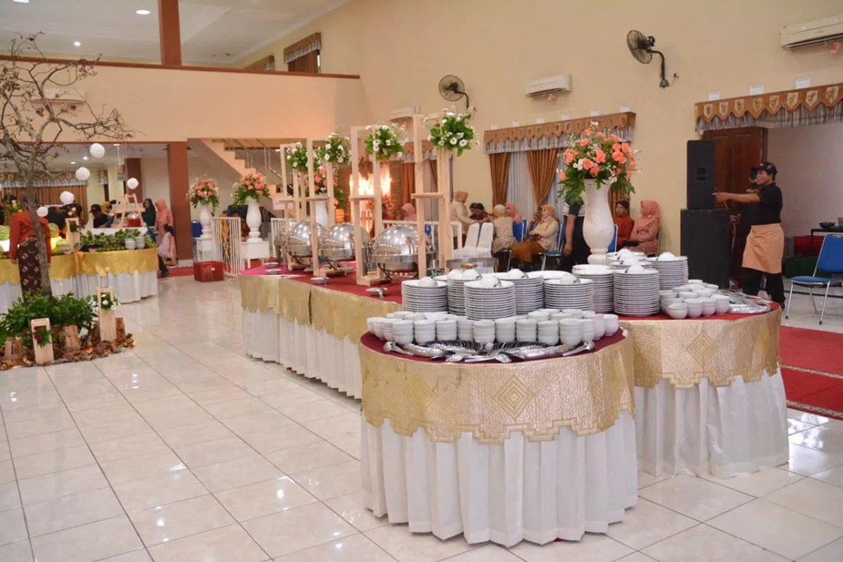 Pernikahan di restoran dengan setup acara yang nyaman