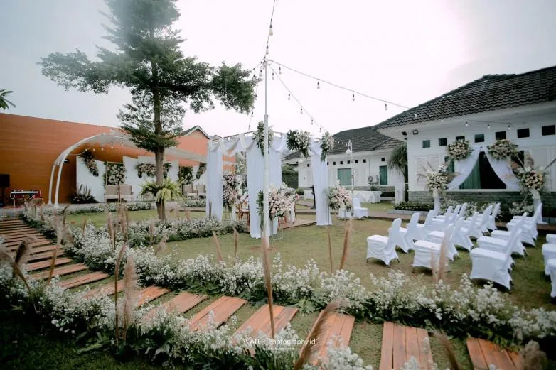 Tempat wedding indoor dengan lighting dan dekorasi menarik